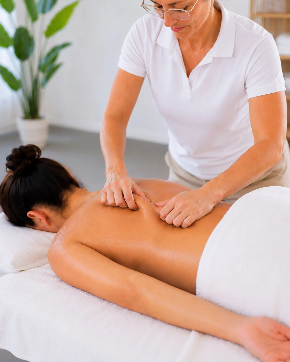 Bindegewebsmassage am Rücken im Massage Zentrum Bern, Mattenhof